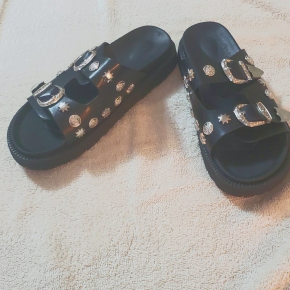 Buckle Slides - Picture 1 of 5